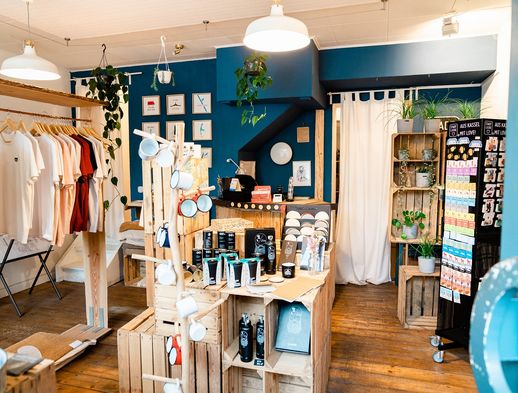 Das Bild zeigt eine ansprechende Innenansicht des Conceptstores Stadtliebe. 