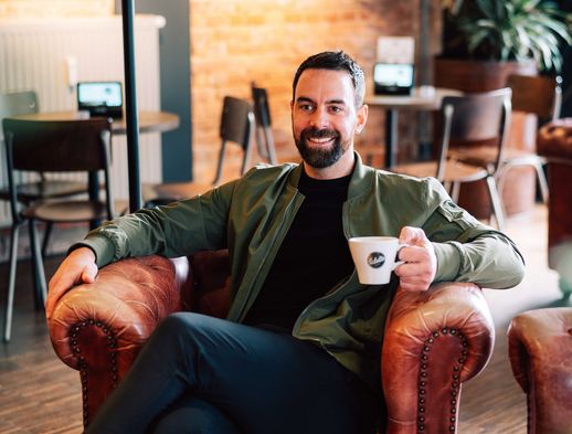 Derek Dinger trinkt einen Kaffee im Cafe Salotto.