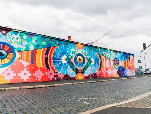 Hier sehen Sie eine bunt bemalte Wand im Kasseler Schillerviertel