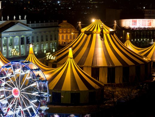 Sie erkennen das gelb-schwarze Zirkus Zelt auf dem Friedrichsplatz.
