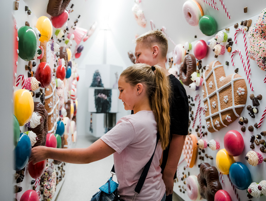 Zwei Kinder sehen sich in der Grimmwelt um