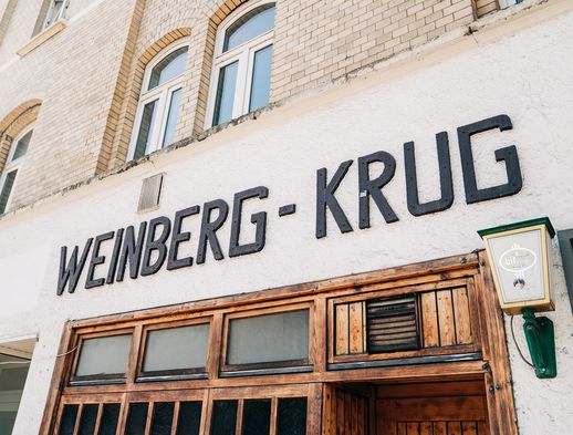 Das Bild zeigt eine Außenansicht des Weinberg Krugs im Quartier Südstadt. 