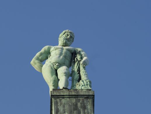Zu sehen ist eine Nahaufnahme der Herkules Statue in Kassel.