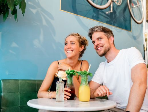 Ein Pärchen genießt ein sommerliches Getränk im Holy Nosh. 