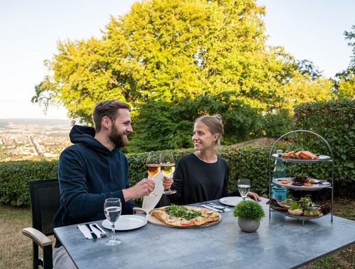 Ein junges Pärchen lässt sich eine Mahlzeit im Restaurant Herkules Terrassen schmecken. 