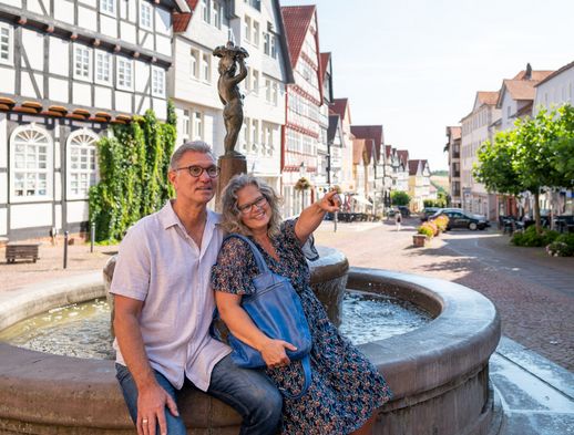 Pärchen sitzt am Brunnen in der Altstadt von Bad Wildungen