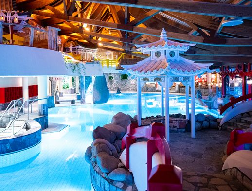 Der Badebereich der Kurhessen Therme mit dem Pool und Whirlpool ist dargestellt. 