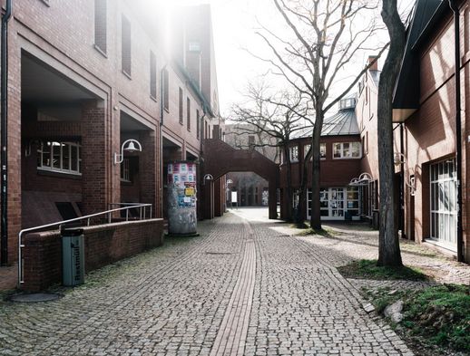 Auf diesem Foto sehen Sie die Universität Kassel von außen