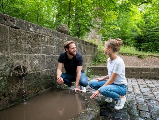 Ein junges Pärchen genießt die Zeit bei der Prinzenquelle in Bad Wilhelmshöhe. 