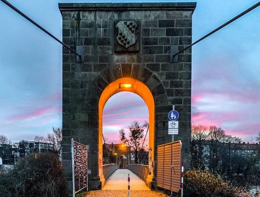 Auf dem Foto sehen Sie die Drahtbrücke die die Südstadt mit der Unterneustadt verbindet