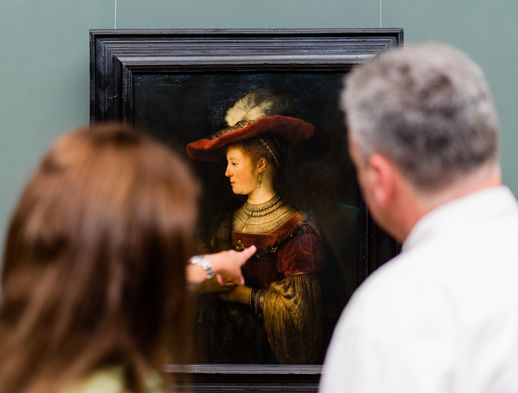 Ein Pärchen bestaunt das berühmte Werk Saskia von Uylenburgh von Rembrandt in der Gemäldegalerie Alte Meister in Kassel. 