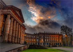 Blick auf das Schloss Wilhelmshöhe bei Sonnenuntergang und bewölktem Himmel