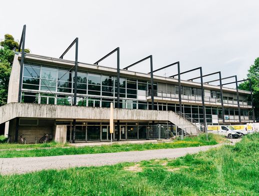 Zu sehen ist eine Außenansicht der Kunsthochschule Kassel. 