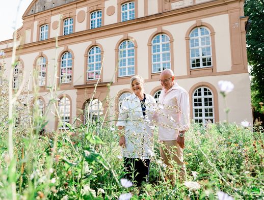 Ein Pärchen bewundert die sommerliche Bepflanzung vor dem Ottoneum auf dem Fridrichsplatz.