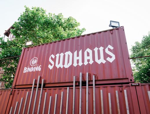 Zu sehen sind Frachtcontainer mit der Aufschrift Sudhaus im Kasseler Osten. 