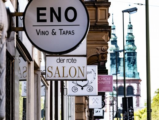 Das Bild zeigt eine Außenansicht des Gastrobetriebes Eno im Stadtteil Vorderer Westen. 