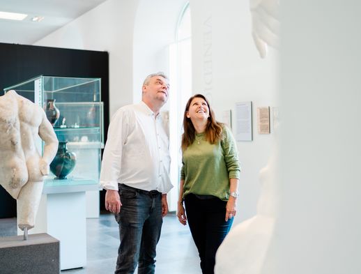 Ein Pärchen bestaunt die Antikesammlung im Schloss Wilhelmshöhe in Kassel.