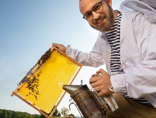 Victor Hernández besucht eines seiner Bienenvölker. 