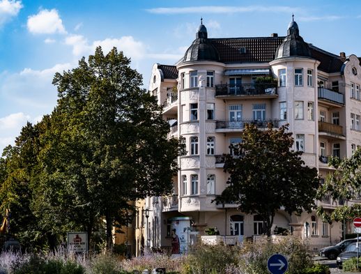Das Bild zeigt ein prachtvolles Gründerzeitgebäude im Stadtteil Vorderer Westen.