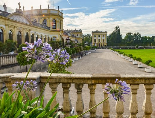 Die prächtige Orangerie erstrahlt bei sommerlicher Atmosphäre. 