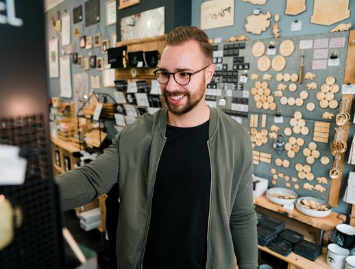 Ein junger Mann ist freudig beim shoppen in der Kasseler Innenstadt. 