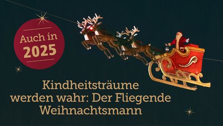 Auch in 2025 fliegt der Weihnachtsmann über den Kasseler Märchenweihnachtsmarkt in Kassel. Die Illustration des fliegenden Weihnachtsmannes sowie die Aufschrift "Kindheitsträume werden wahr: Der Fliegende Weihnachtsmann" sind auf dem Bild sichtbar. 