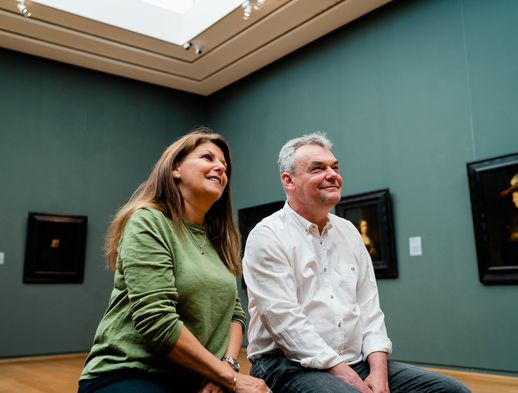 Ein Pärchen bestaunt ein Werk in der Gemäldegalerie Alte Meister in Kassel. 
