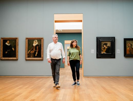 Ein Pärchen besucht die Gemäldegalerie Alte Meister im Schloss Wilhelmshöhe in Kassel.