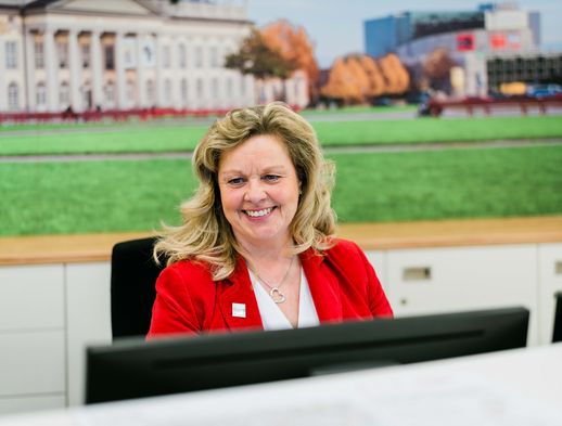 Gabriela Thöne arbeitet im Backoffice der Tourist Information Kassel am PC.