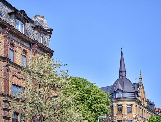 Das Bild zeigt die imposante Gründerzeitarchitektur der Wohnhäuser im Stadtteil Vorderer Westen. 