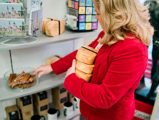 Gabriela Thöne räumt neue Ware in der Tourist Information Kassel in die Regale ein. 