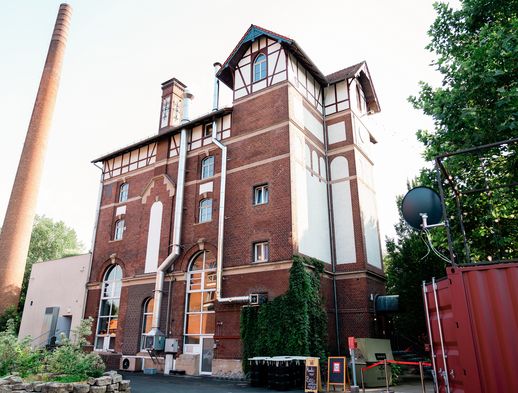 Zu sehen ist eine Außenansicht des Brauhauses Sudhaus im Kasseler Osten.