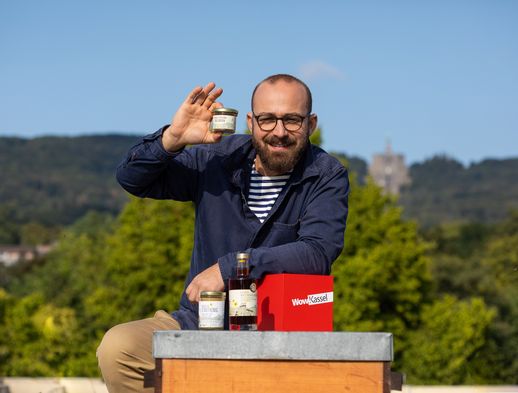 Der Stadtimker Victor Hernandez zeigt ein Glas Honig aus seiner Produktion. 