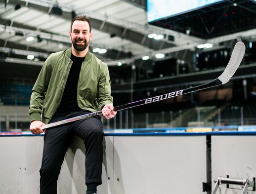 Derek Dinger sitzt auf der Bande in der Eissporthalle Kassel. 