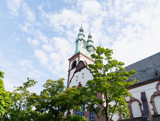 Das Bild zeigt eine Außenansicht der Friedenskirche im Stadtteil Vorderer Westen. 