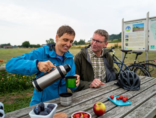 Ein Pärchen macht eine Rast am Radweg