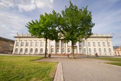 Das Bild zeigt eine Außenansicht des Museum Fridericianum in Kassel.