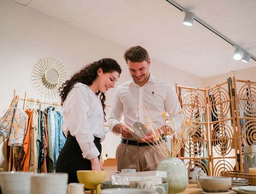 Ein junges Pärchen stöbert durch das Angebot eines Conceptstores in Kassel. 