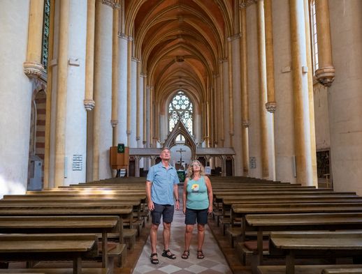 Zwei Personen stehen im Kloster Haina und staunen über das Bauwerk
