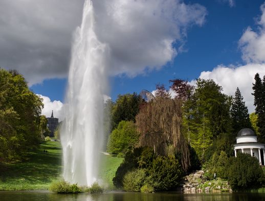 Das Bild zeigt die abschließende Fontäne der Wasserspiele auf Schlossebene. 