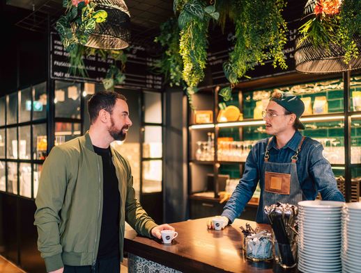 Derek Dinger unterhält sich mit einem Mitarbeiter im Cafe Salotto.