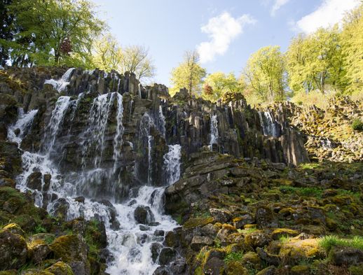 Blick von weiter unten auf den Steinhöfer Wasserfall