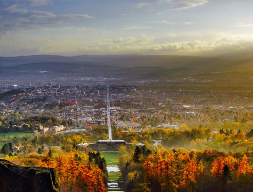 Der Blick vom Herkules Monument über den Bergpark Wilhelmshöhe.